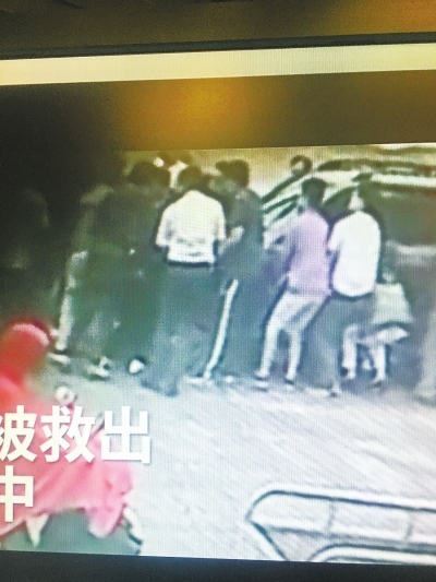 溫暖！女子鄭州街頭被卷入車(chē)底 大伙抬車(chē)施救