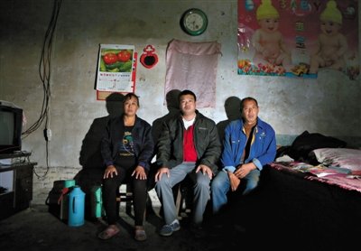 10月18日，自鋸病腿的鄭艷良所在的保定市清苑縣東臧村，有多家農(nóng)戶大病難醫(yī)，村民王新建（中）得了白血