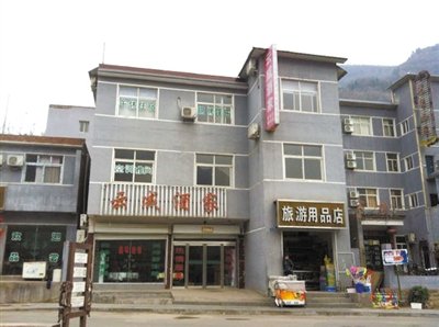 今年，胡萬(wàn)林涉嫌非法行醫(yī)的地點(diǎn)，就在這座農(nóng)家賓館內(nèi)。