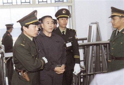 2000年9月30日，河南商丘，胡萬(wàn)林被法警押上法庭。