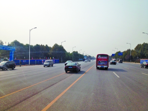 鄭開大道上隨處可見車輛駛?cè)腚p黃線超車,很危險。