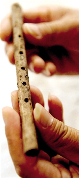 這是近日出土的用丹頂鶴尺骨制成的五孔骨笛。新華社發(fā)