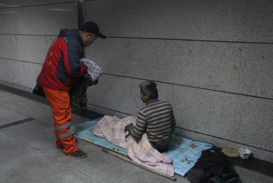 在鄭州一處地下通道，孫德坤挑了幾件衣服送給了流浪者