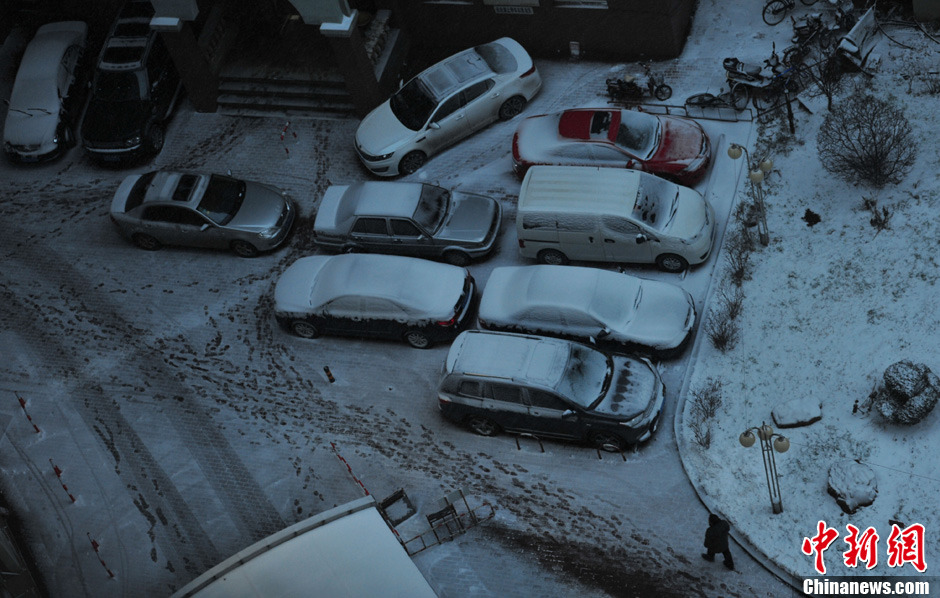 11月18日，沈陽(yáng)街頭車輛被積雪覆蓋。