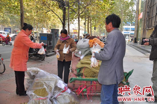 在賣粉條的時(shí)候,還有市民給他們送飯。