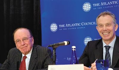 2008年，布萊爾與默多克在美國參加一國際會議。