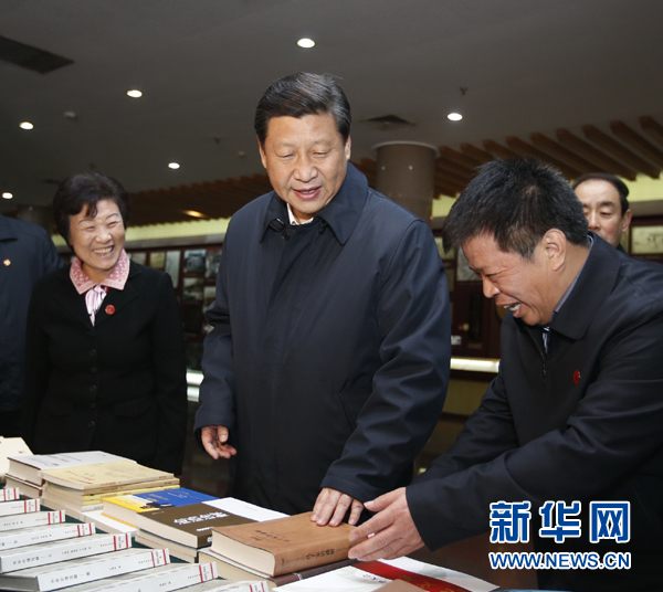 26日上午，習(xí)近平在孔子研究院參觀考察。新華社記者鞠鵬 攝