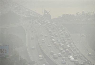 昨日，南昌市八一大橋被霧霾籠罩。 新華社發(fā)