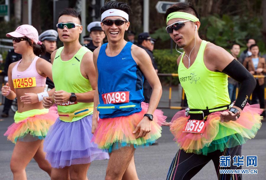 12月8日，三名男選手身著“蓬蓬裙”參加比賽。