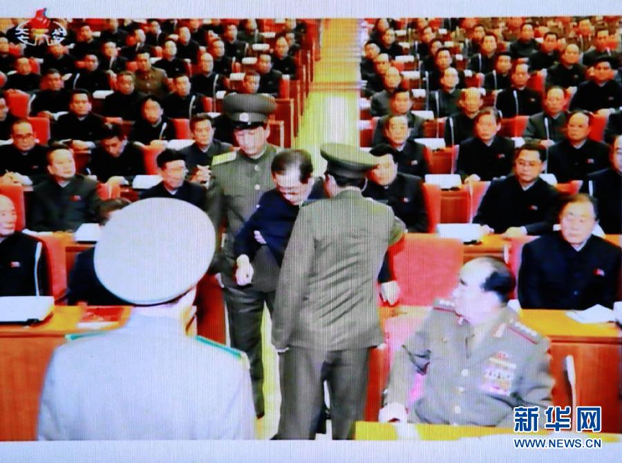 張成澤在12月8日勞動(dòng)黨中央政治局?jǐn)U大會(huì)議現(xiàn)場(chǎng)被帶走。