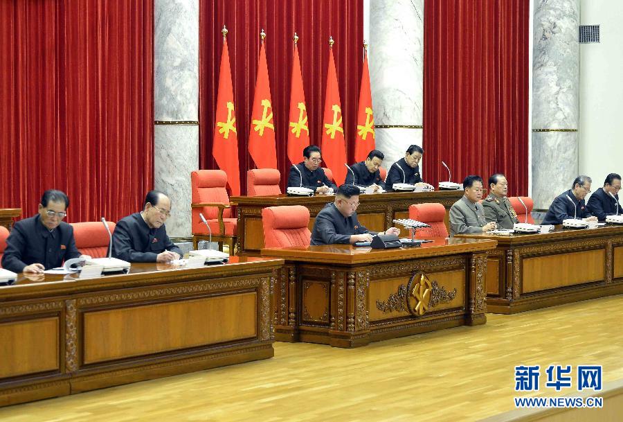 12月8日，在朝鮮平壤，朝鮮勞動(dòng)黨第一書記金正恩（前排中）出席并指導(dǎo)朝鮮勞動(dòng)黨中央政治局?jǐn)U大會(huì)議。