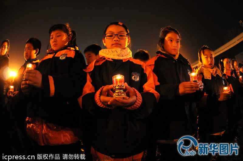 “為南京大屠殺遇難者守靈儀式暨和平燭光祭”活動(dòng)在侵華日軍南京大屠殺遇難同胞紀(jì)念館祭場(chǎng)舉行。