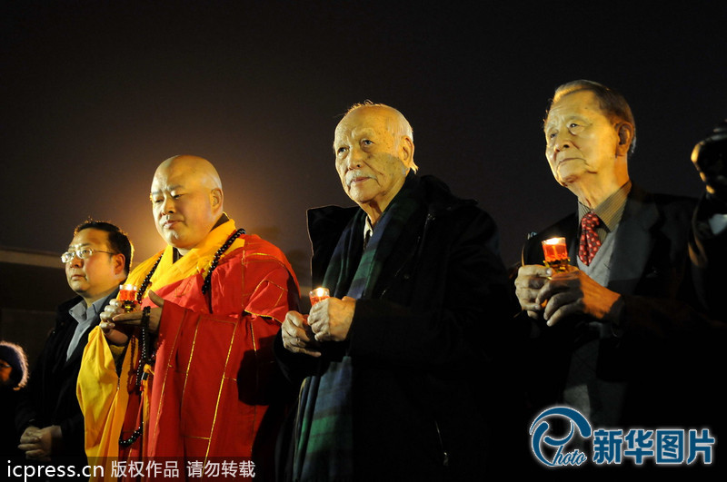 “為南京大屠殺遇難者守靈儀式暨和平燭光祭”活動(dòng)在侵華日軍南京大屠殺遇難同胞紀(jì)念館祭場(chǎng)舉行。