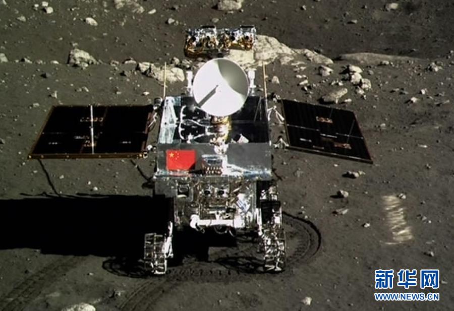 這是北京飛控中心大屏幕上顯示嫦娥三號(hào)著陸器上的相機(jī)拍攝的“玉兔”號(hào)月球車。