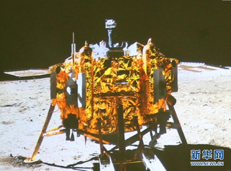 這是北京飛控中心大屏幕上顯示“玉兔”號(hào)月球車上的全景相機(jī)拍攝的嫦娥三號(hào)著陸器照片。