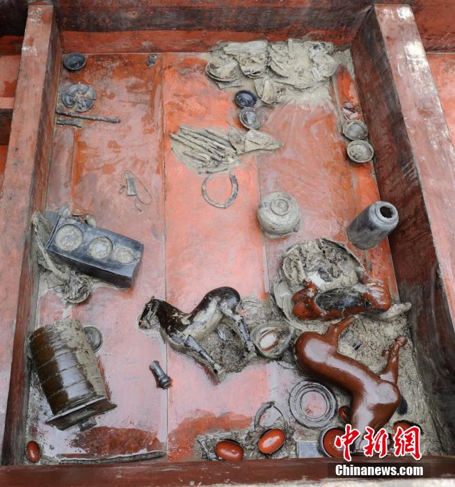圖為出土漆器240余件，器形有耳杯、奩、幾、盤(pán)、盒、俑、馬等。
