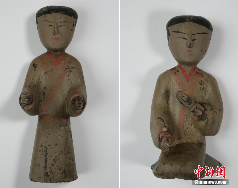 圖為出土的彩繪木俑。