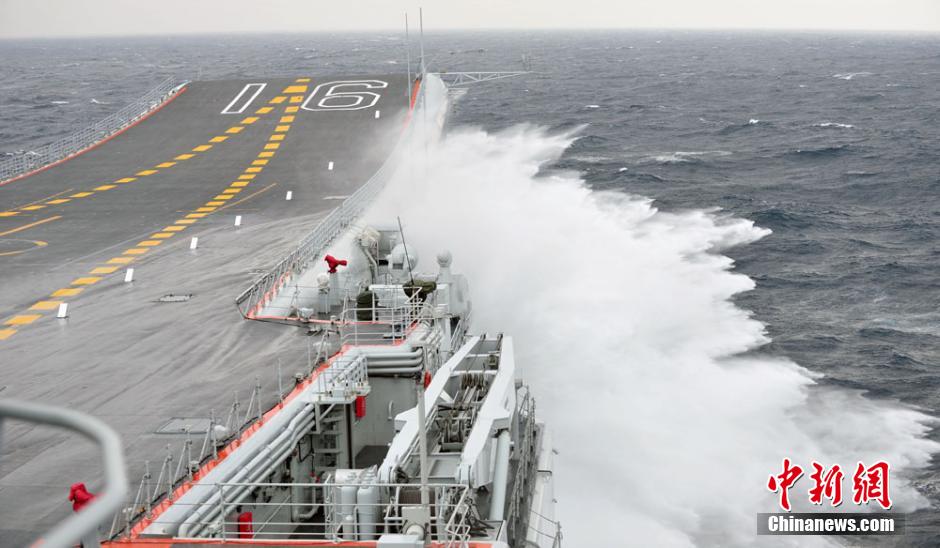 圖為遼寧艦利用南海海域自然條件進行大風(fēng)浪航行試驗。中新社發(fā) 胡鍇冰 攝