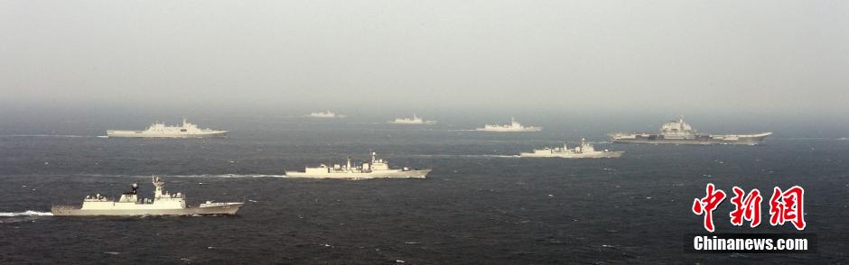 圖為遼寧艦與水面艦艇進行協(xié)同訓(xùn)練。中新社發(fā) 李靖 攝