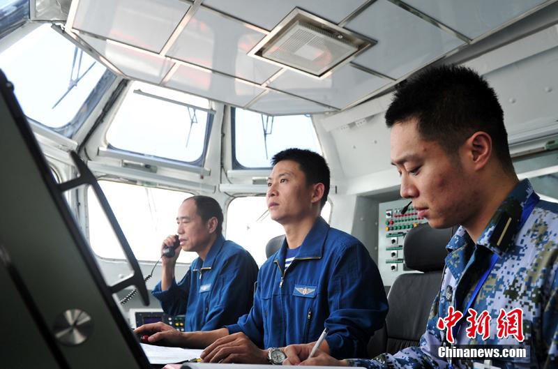 圖為遼寧艦飛行指揮員在塔臺進行艦載機著艦起飛指揮。中新社發(fā) 胡鍇冰 攝