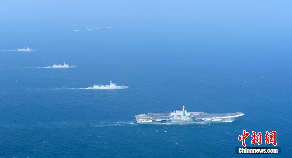 圖為遼寧艦與水面艦艇、飛機進行協(xié)同訓(xùn)練。中新社發(fā) 胡鍇冰 攝