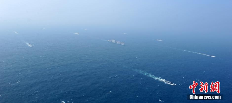 圖為遼寧艦與水面艦艇進行協(xié)同訓(xùn)練。中新社發(fā) 李靖 攝