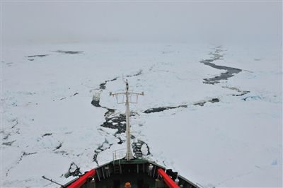 7日17時50分許，“雪龍”號船頭冰面裂開一條水道，“雪龍”號趁機(jī)迅速穿過。