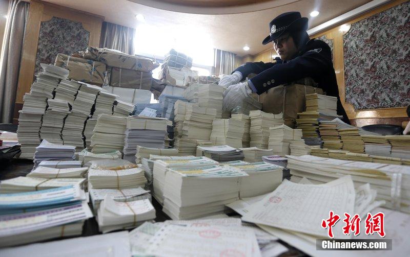 湖北省武漢市，民警清點(diǎn)大量非法制作的成品，半成品假票和制假工具。