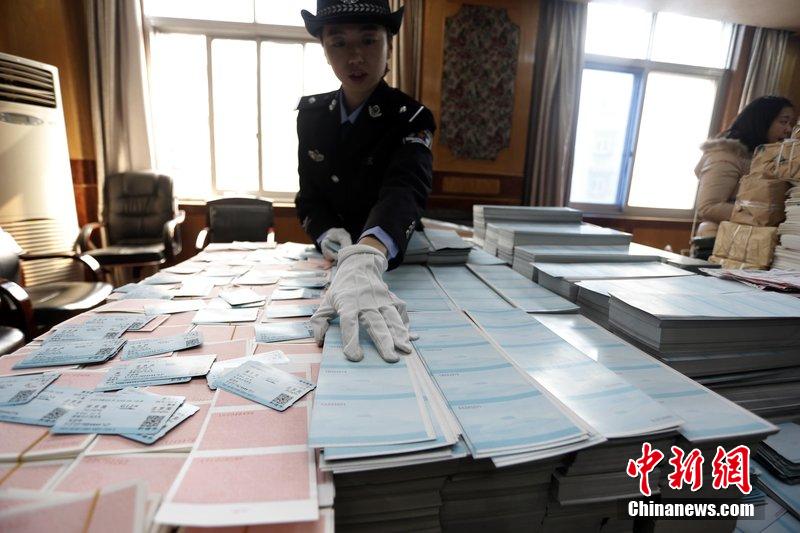 湖北省武漢市，民警清點(diǎn)大量非法制作的成品，半成品假票和制假工具。