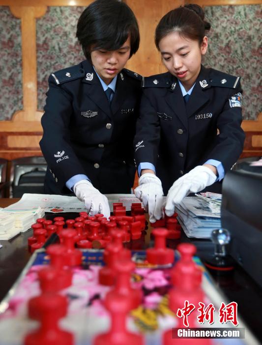 圖為清點(diǎn)查獲大量假火車票和制販工具。