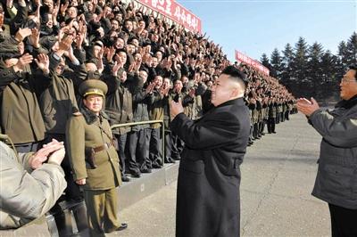 朝中社1月15日發(fā)布的圖片顯示，朝鮮最高領導人金正恩視察位于平安南道的國家科學院，與科研人員會面。