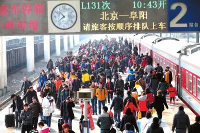 昨天，由北京開出的列車途經(jīng)安徽亳州火車站，大量旅客回到家鄉(xiāng)