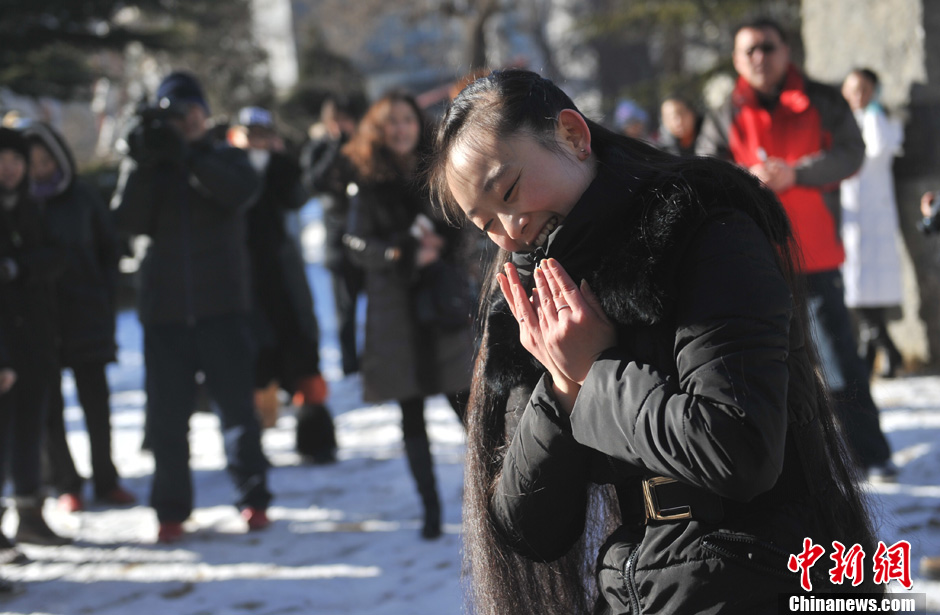 圖為來自東北的表演系考生雪地秀才藝。