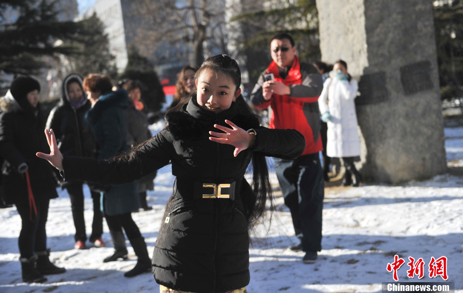 圖為來自東北的表演系考生雪地秀才藝。