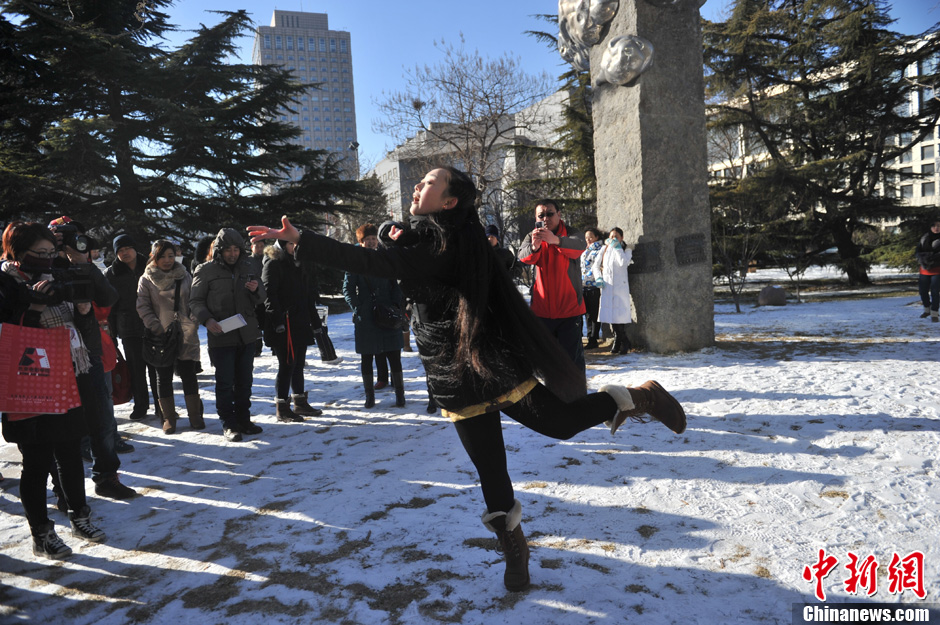 圖為來自東北的表演系考生雪地秀才藝。