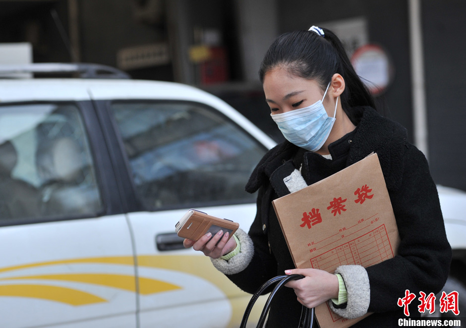 圖為表演系考生走出考場。