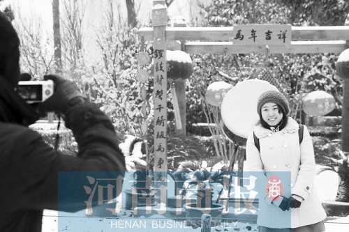 紫荊山公園里布置喜慶，引來(lái)不少游客合影留念。記者 楊東華/攝