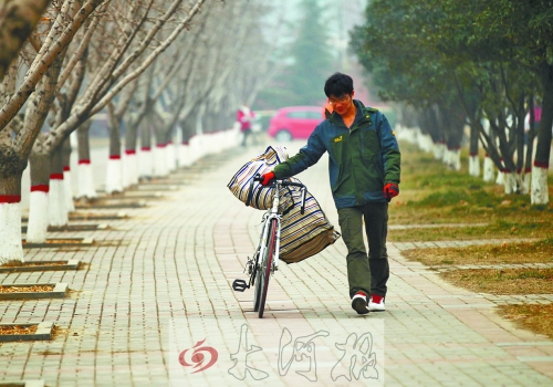 走在校園的小路上，帥氣的單車是我同伴，鼓鼓的行囊盛不下父母深深的惦念。