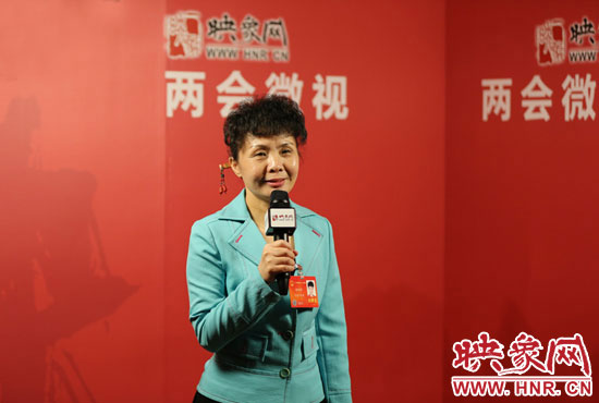 在映象網(wǎng)全國兩會北京演播室，全國人大代表、河南理工大學(xué)音樂學(xué)院副院長游吟歌做客《兩會微視》訪談.