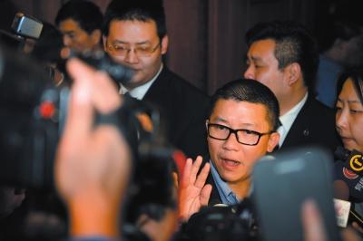 3月10日23時許，與馬航失聯(lián)航班部分乘客家屬乘坐同一航班的乘客在北京首都機(jī)場辦理值機(jī)手續(xù)。新華社