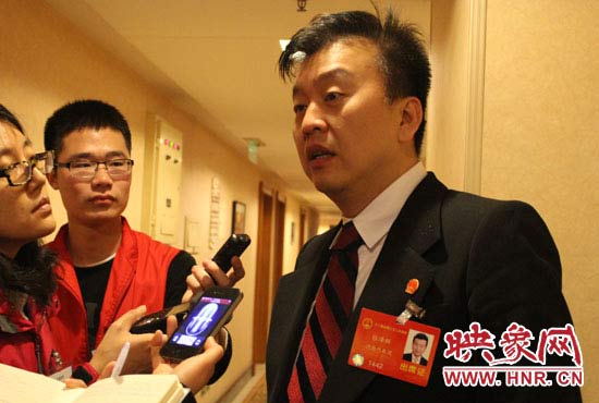 全國(guó)人大代表、中央電視臺(tái)綜藝頻道節(jié)目組主持人、河南省青聯(lián)榮譽(yù)副主席張澤群