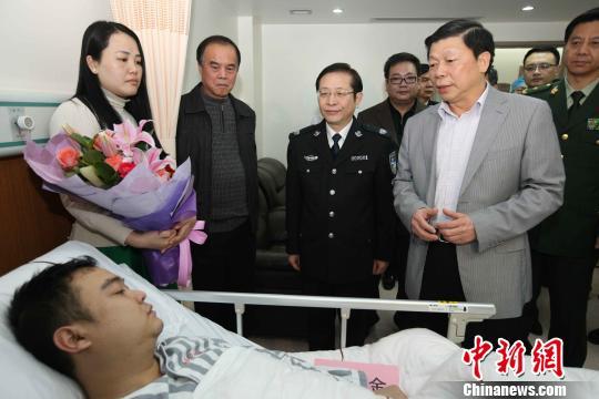廣西壯族自治區(qū)黨委常委、政法委書記溫卡華看望唐蔚宣。