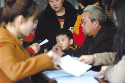 昨日，家長(zhǎng)為服用藥品的幼兒登記參加體檢。西安兩所幼兒園長(zhǎng)期給園內(nèi)幼兒集體服用“病毒靈”。