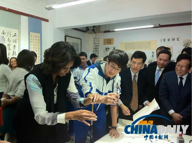 北京時間3月21日，美國第一夫人米歇爾參觀北師大二附中時，與學生一起練習書法。