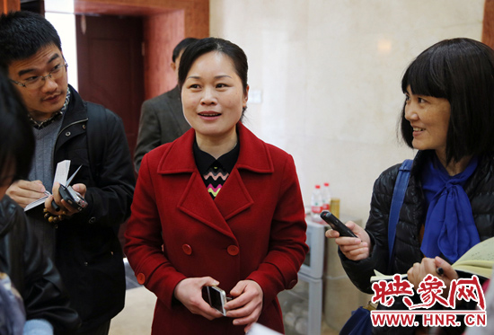 董亞娜是焦裕祿紀念館副館長，她兩次給習近平講解，贊總書記看得仔細，聽得認真。3月20日，記者在蘭考采