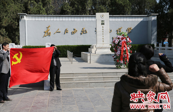 在焦裕祿紀念園，來自河南的黨員干部在焦陵前宣誓。