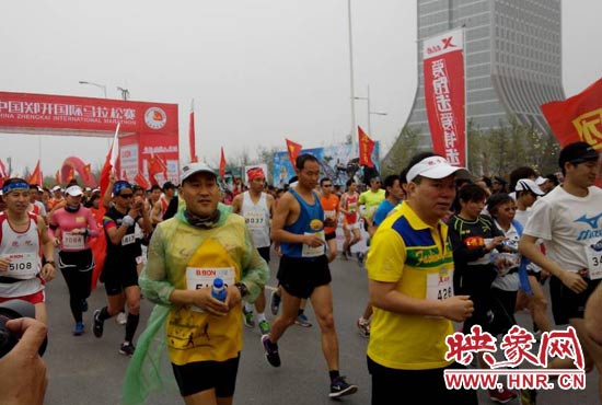 3月30日上午8點(diǎn)20分，2014鄭開國際馬拉松賽在鄭開大道鳴槍起跑。