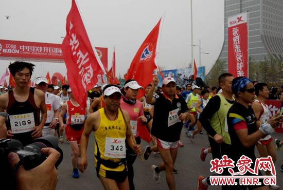 目前在鄭開大道上，一場角逐正在展開。