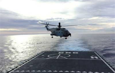 3月29日，一架艦載直升機(jī)從井岡山艦起飛執(zhí)行搜索任務(wù)。當(dāng)天，海軍井岡山艦抵達(dá)南印度洋新任務(wù)區(qū)開始搜索。 新華社發(fā)