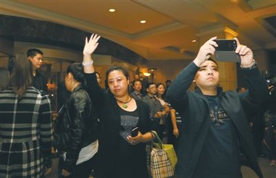 昨晚，麗都飯店，32位馬航失聯(lián)客機(jī)家屬準(zhǔn)備赴馬來西亞。新京報記者 侯少卿 攝